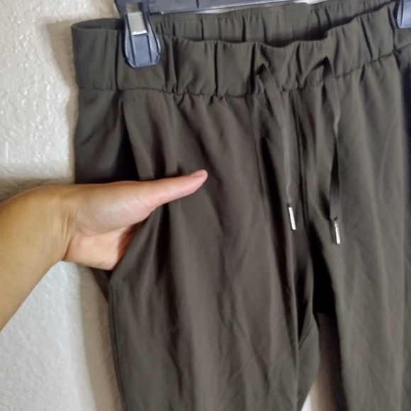 Lululemon On The Fly Crop 23" Dark Olive Sz 8 - Picture 5 of 9